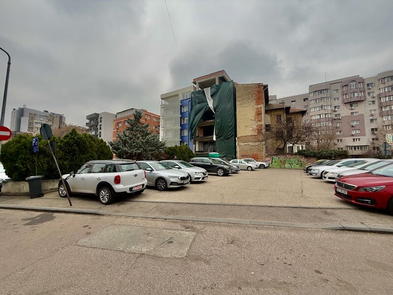 Victoriei, vizavi de Sanador, teren 420 mp, POT max= 70%, CUT max=3.0m